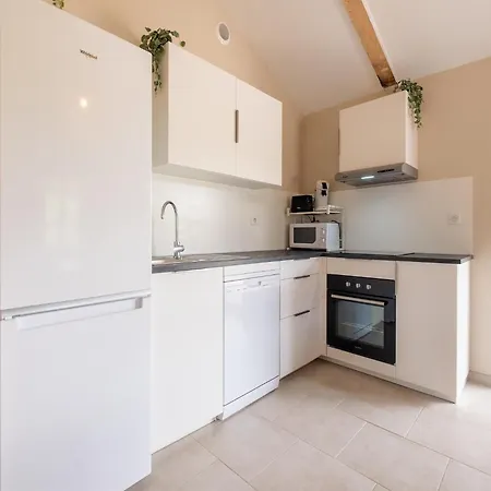 Charming With Private Pool Сasa de vacaciones