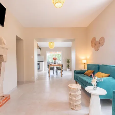 Charming With Private Pool Сasa de vacaciones